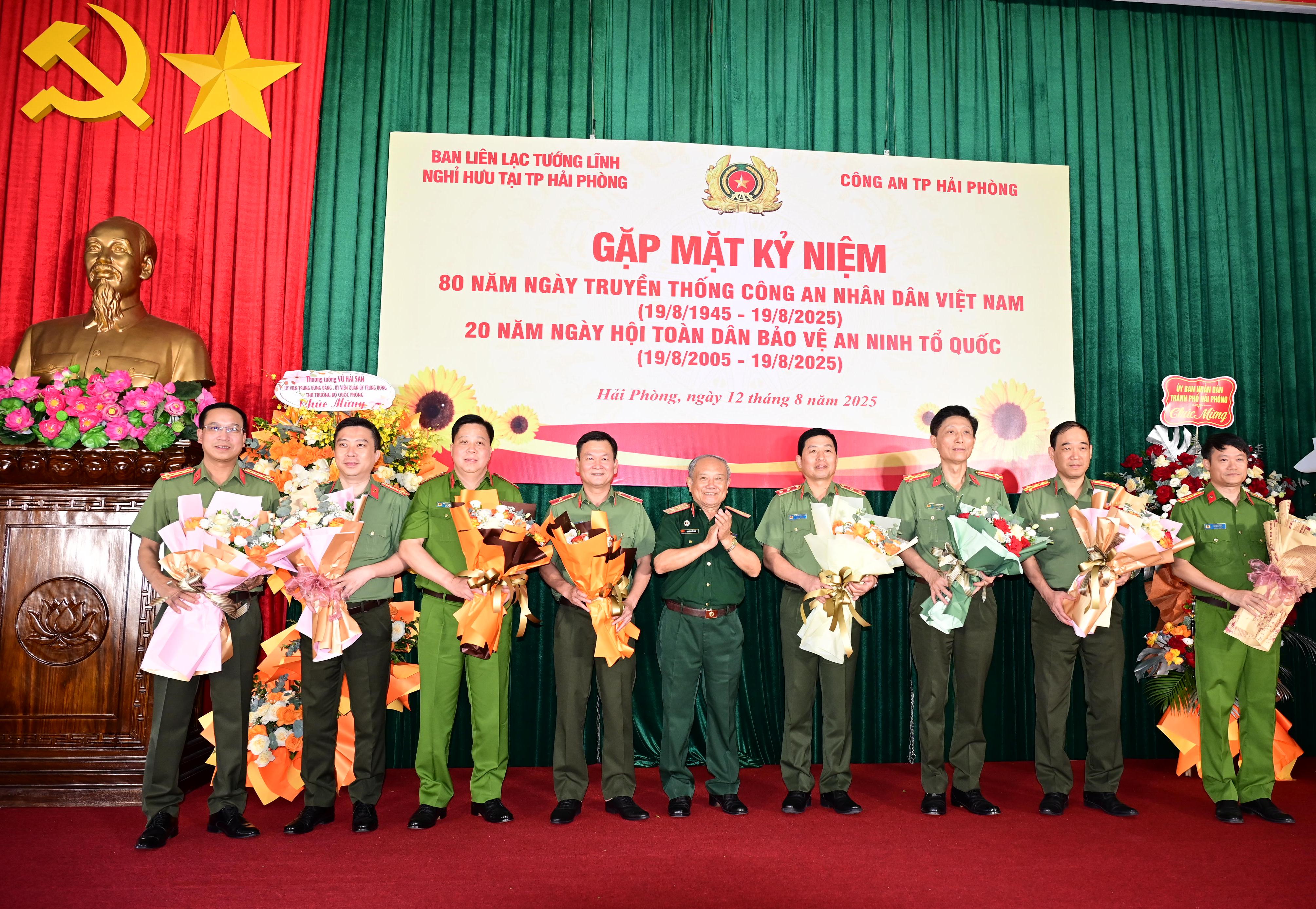 Ban liên lạc tướng lĩnh nghỉ hưu tại thành phố Hải Phòng: Gặp mặt kỷ niệm 80 năm Ngày truyền thống CAND Việt Nam và 20 năm Ngày hội toàn dân bảo vệ ANTQ